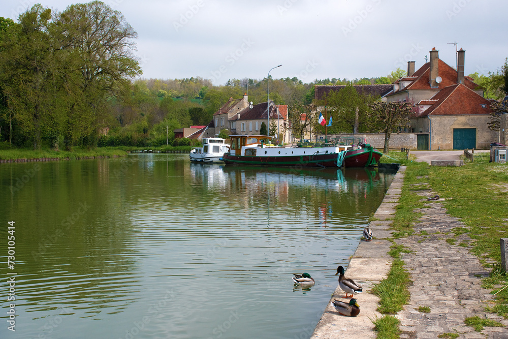 Obraz premium Tanlay, Yonne, Hafen der Ortschaft am Canal-du-Bourgogne