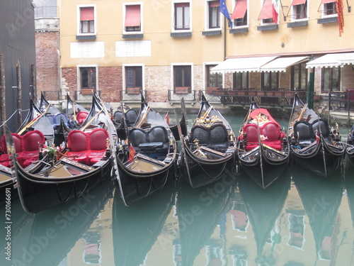 Gondeln in Venedig in Reih und Glied