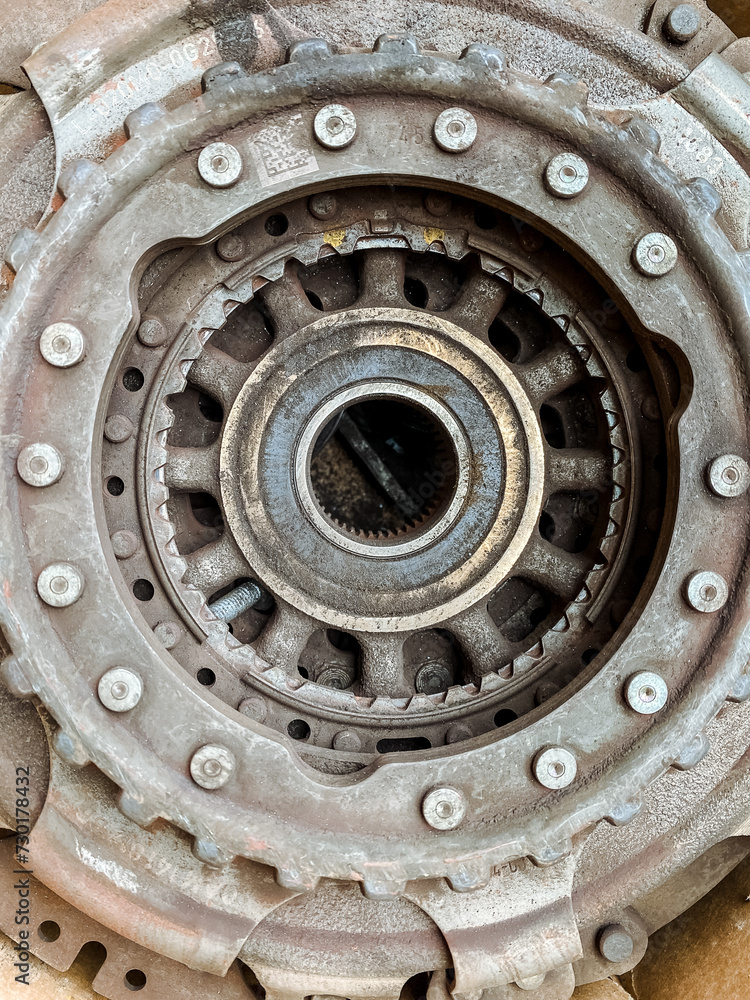 Detailed image of clutch plate with bearing in automotive wheel system