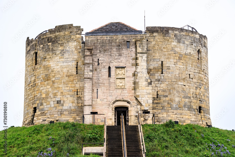 Historic Clifford’s Tower: A Glimpse into York’s Past - obrazy, fototapety, plakaty 