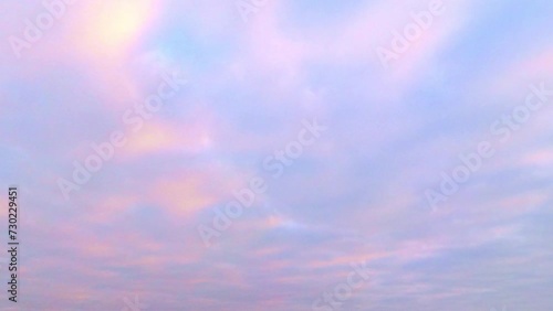 stimmungsvoller Himmel mit vorbeiziehenden rosa Schäfchenwolken im Zeitraffer, Sonnenuntergang, Himmel mit Wolken photo