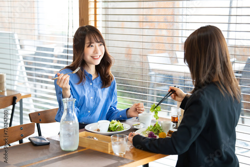 Fotografie ランチを食べる2人のビジネスウーマン