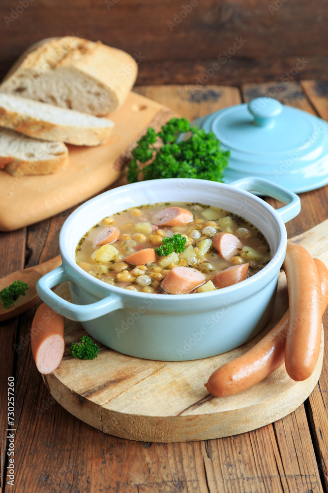 Erbsensuppe mit Wiener Würstchen Erbsensuppe mit Wiener Würstchen