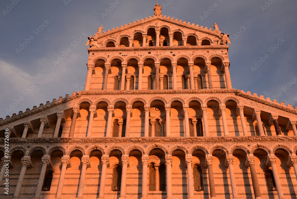 Façade du Duomo de Pise. Italie