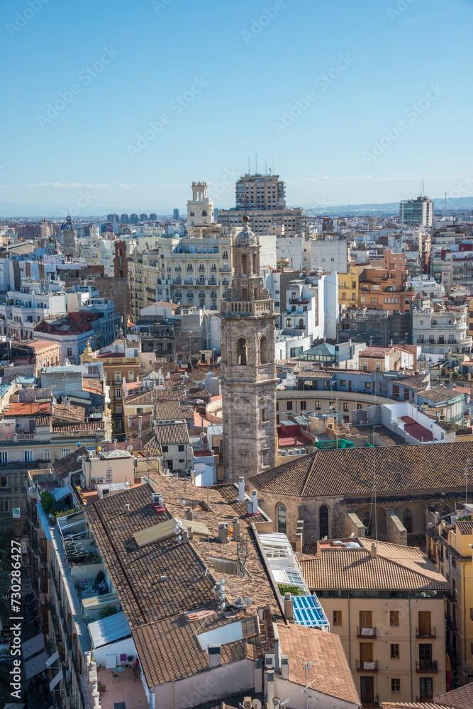 Obraz premium Vista aérea del centro histórico con la iglesia de Santa Catalina, en Valencia, España