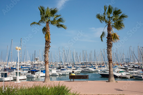 Paseo y marina deportiva del puerto de Alicante, España