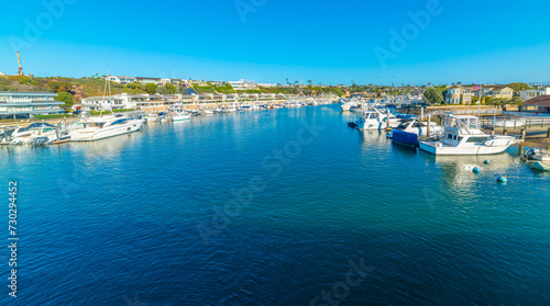 Boats in Newport Beach under a blue sky © Gabriele Maltinti