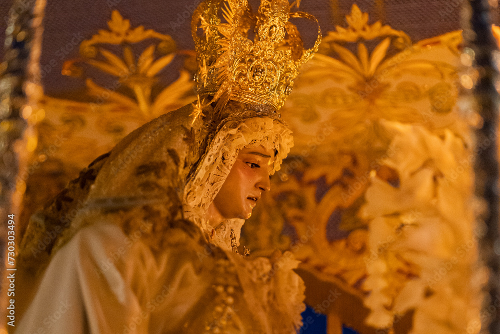 Fototapeta premium Virgen en semana santa. Virgen bajo palio. Escultura semana santa.