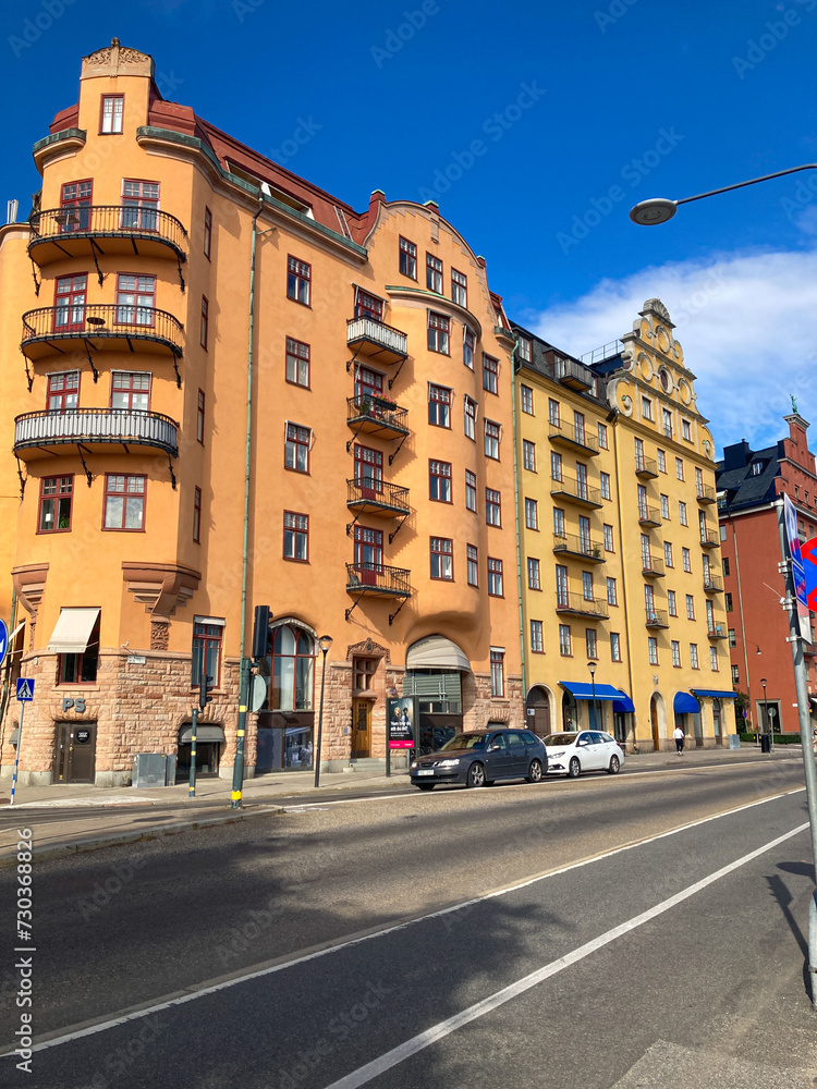 Splendides immeubles colorés et rues désertes dans la ville de Stocholm