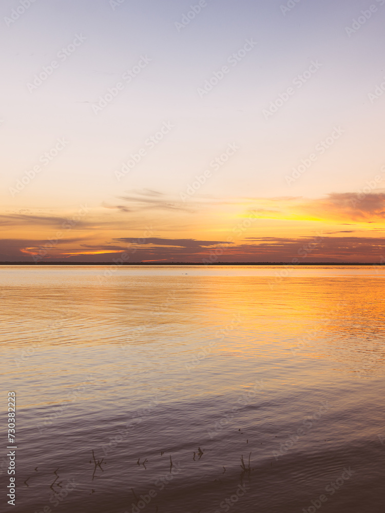 Pôr do sol no Rio Tapajós, em Alter do Chão, Pará, Brasi Pôr do sol no Rio Tapajós, em Alter do Chão, Pará, Brasi