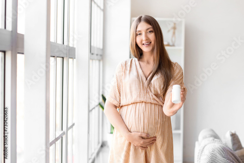 Young pregnant woman with p...