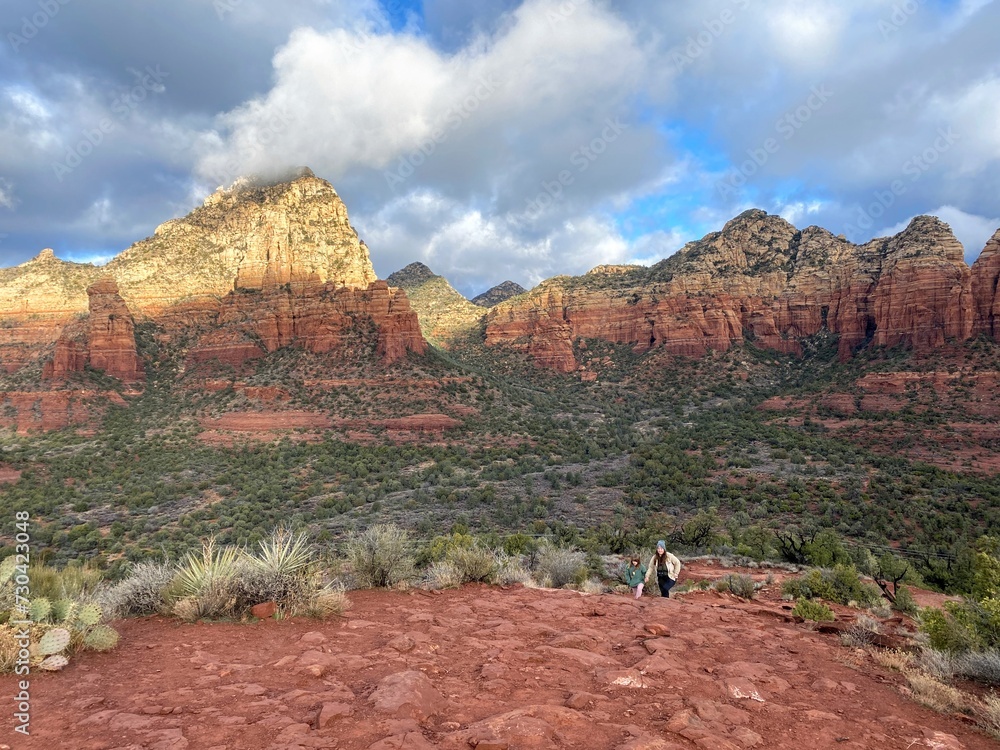 Φωτογραφία A woman walking with her daughter in the trails of Sedona, Arizona on a beautiful sunny winter day, with the red rocks and mountains of the area in the background