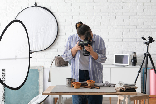 Female food photographer ta...