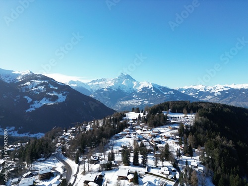 Les Dents du Midi, vue depuis un village Suisse © Valentin