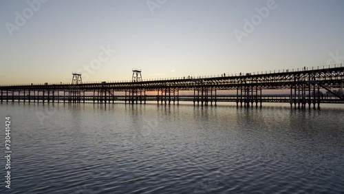 Anochecer en el Muelle de mineral de la compañía Riotinto, Huelva, Andalucía, España. Febrero de 2024.