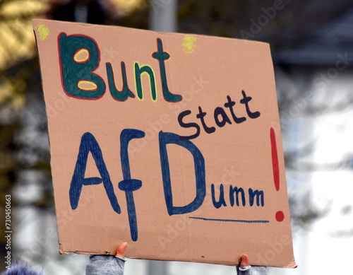 Pappschild auf einer Demo: 