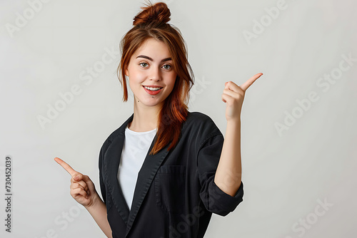 Una chica señalando con sus dedos con fondo blanco 