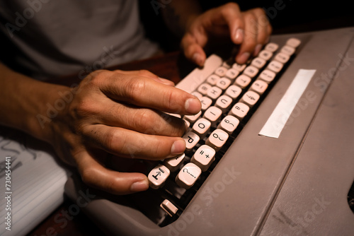 Una mano escribiendo un teclado  photo