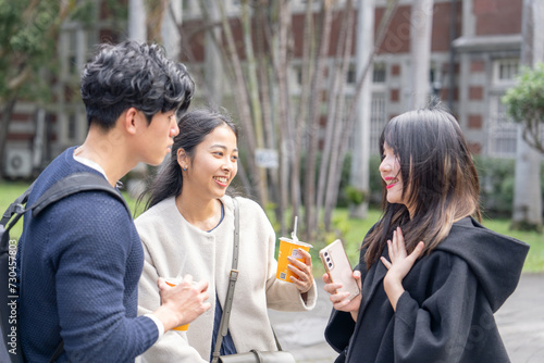 台湾台北市大安区にある大学で過ごす若い２０代の台湾人女性と男性とアジア人女性 Young Taiwanese women and men and Asian women in their 20s at a university in Da'an District, Taipei City, Taiwan