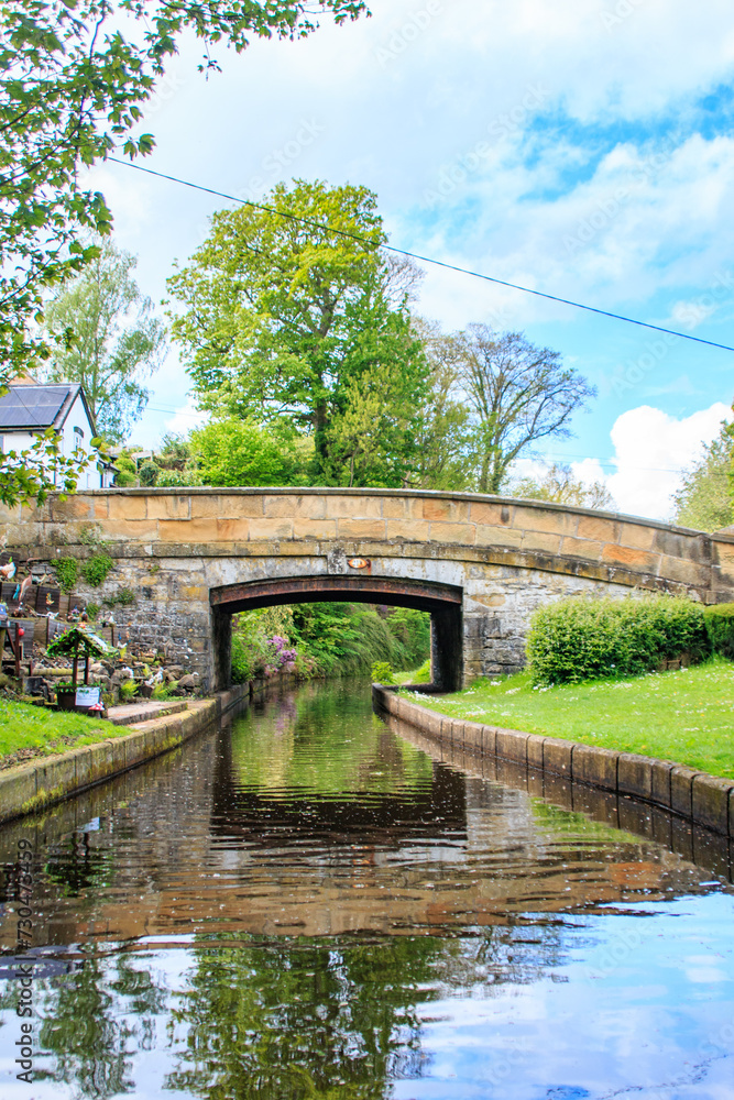 Fototapeta premium Under the bridge: A Narrow Boat in Llangollen Canal