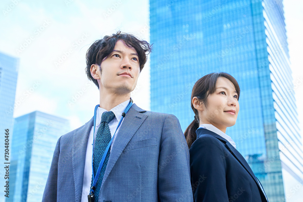 並んで立つスーツ姿の男女