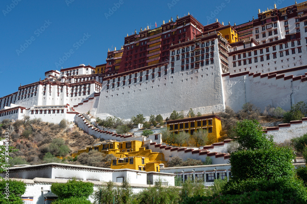 Obraz premium Once home to the Dalai Lama, Potala Palace is a popular tourist attraction in Lhasa.