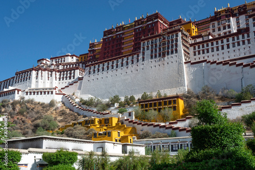 Fotografia Once home to the Dalai Lama, Potala Palace is a popular tourist attraction in Lhasa