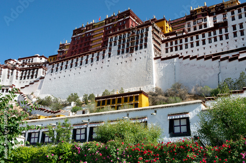 Foto Once home to the Dalai Lama, Potala Palace is a popular tourist attraction in Lhasa