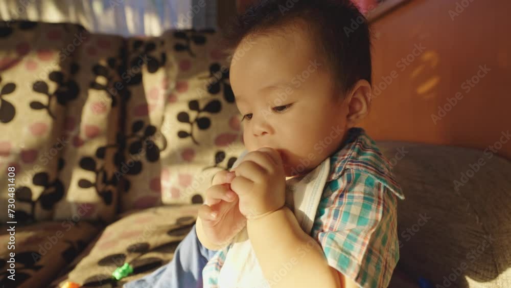 Asian infants between the ages of eight and ten months are beginning to learn how to hold and eat objects. Asian infants between the ages of eight and ten months are beginning to learn how to hold and eat objects.