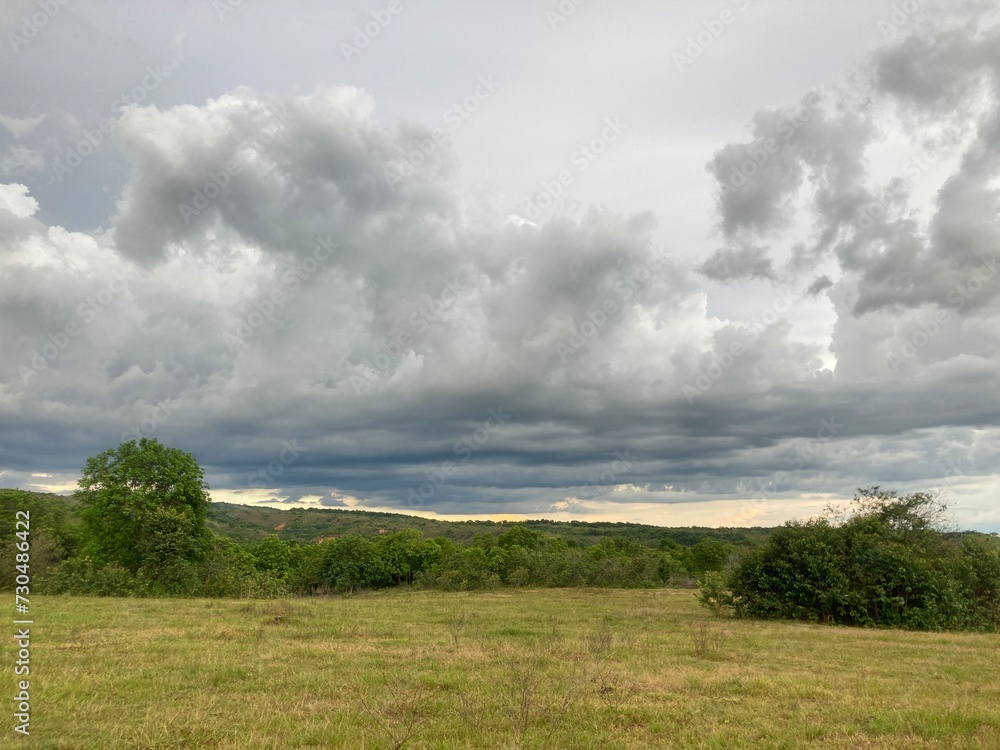 Paisaje de atardecer hermoso con nubes blancas y cielo cubierto Paisaje de atardecer hermoso con nubes blancas y cielo cubierto