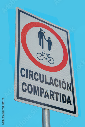 traffic signal for shared circulation between bicyclists and pedestrians. sign in spanish