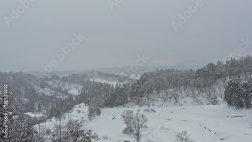 曇った冬の雪山の様子