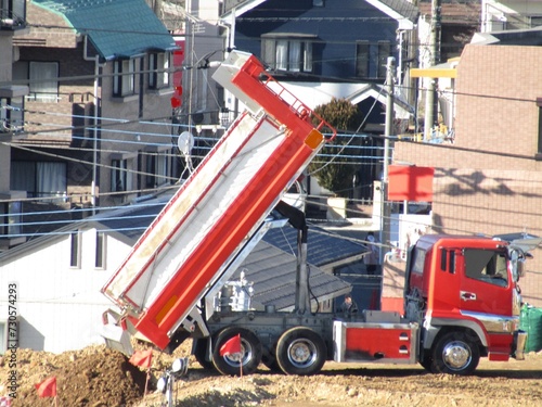 工事現場の大型ダンプカー