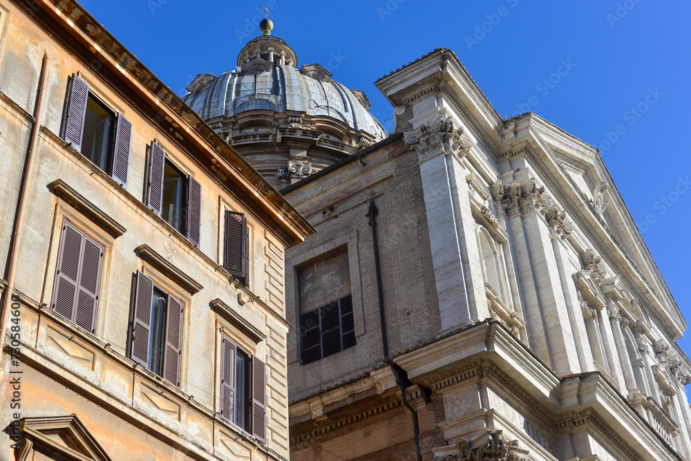 Immeuble et église à Rome