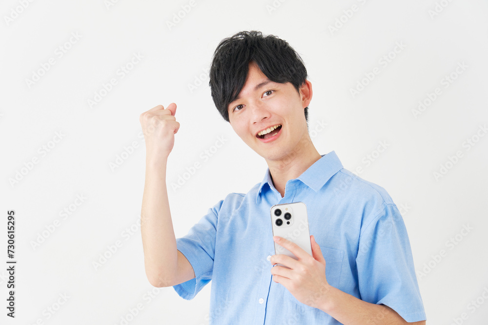 スマートフォンを持ってガッツポーズをする男性　白背景