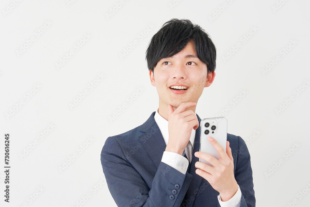 スマートフォンを持って想像するビジネスマン　白背景
