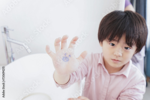 キレイに手を洗う男の子