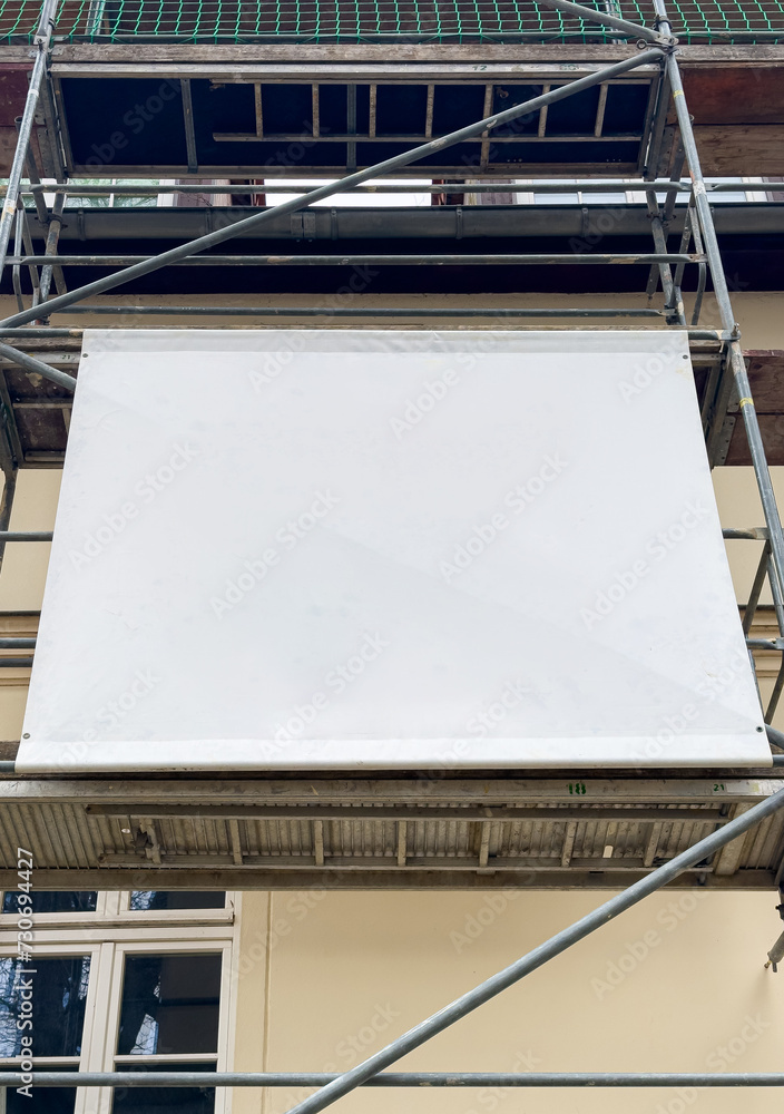Gerüstbanner mit Platz für Bannerwerbung an der Hausfassade