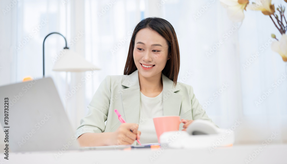 Obraz premium Young Asian businesswoman working at office