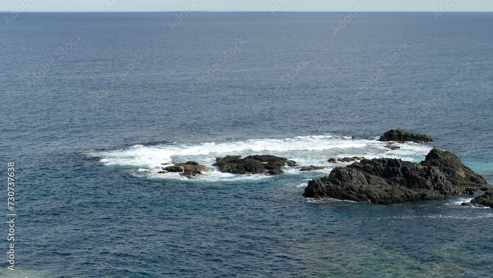 Fototapeta premium waves crashing on rocks