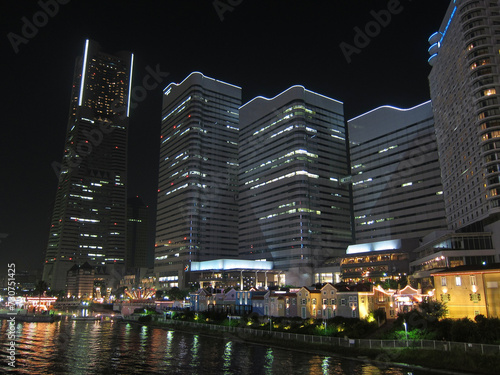 【横浜】みなとみらいの夜景が水面に反射している風景 © sigemin