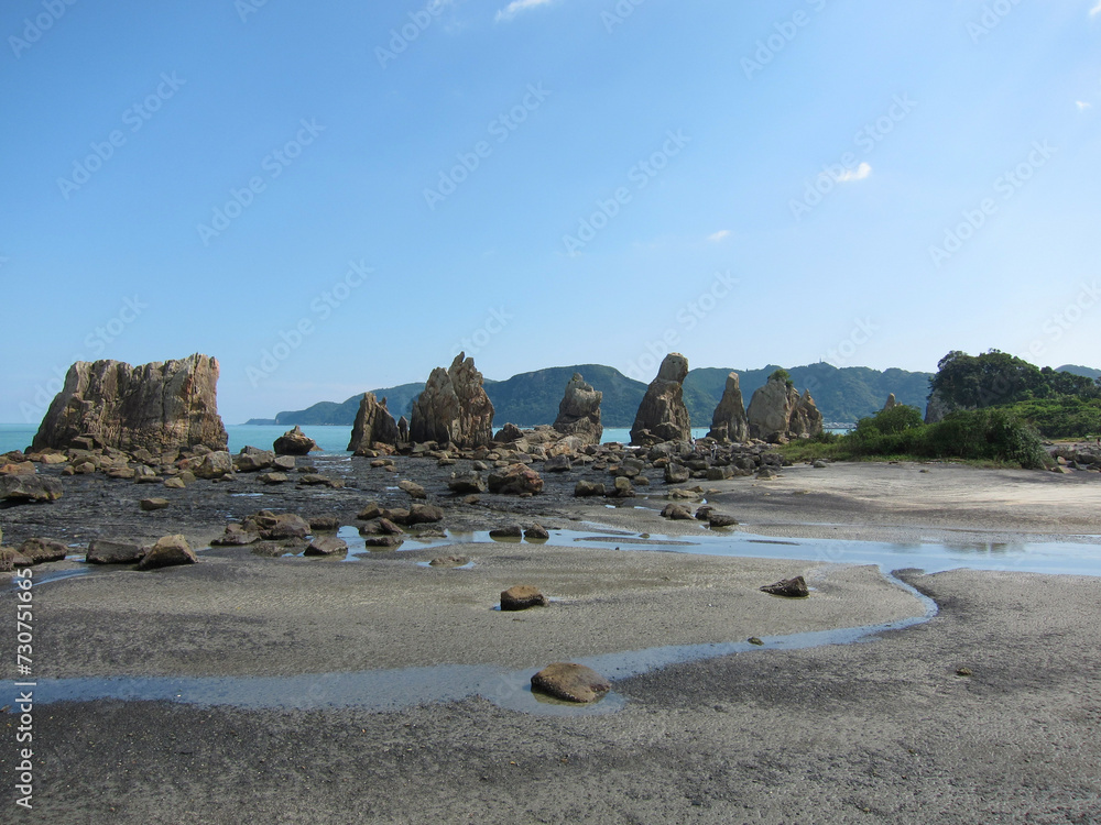 【南紀白浜】海岸に岩山が並ぶ干潮時の橋杭岩