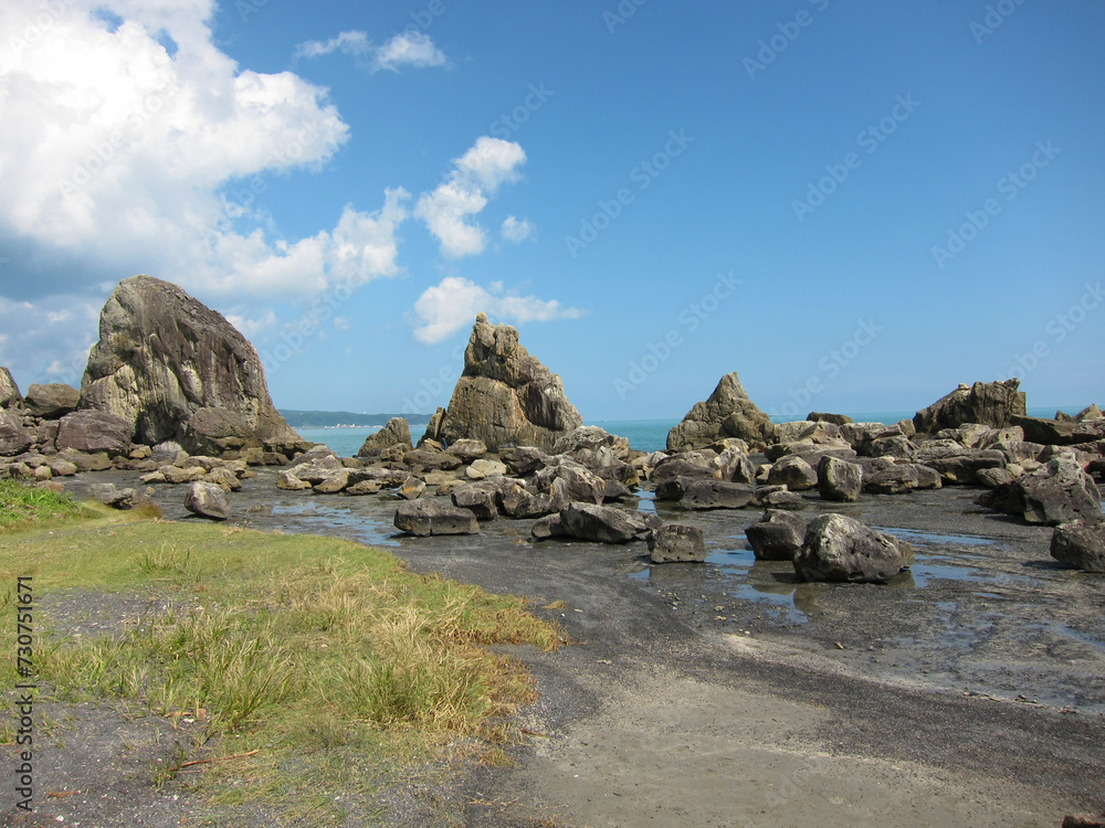 【南紀白浜】海岸に岩山が並ぶ干潮時の橋杭岩