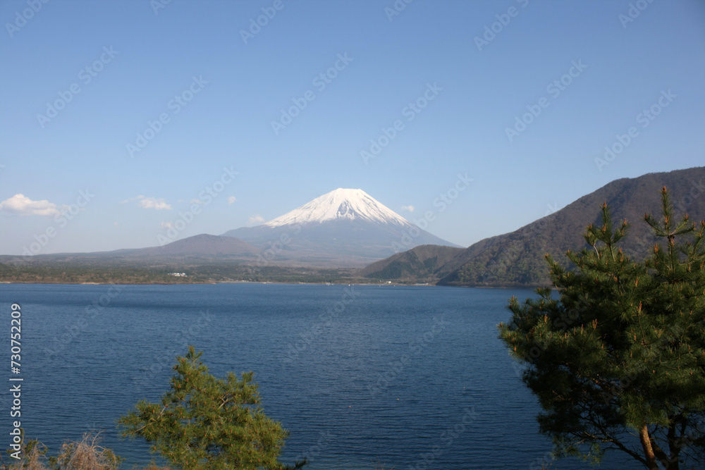 春の本栖湖と富士山の風景 春の本栖湖と富士山の風景