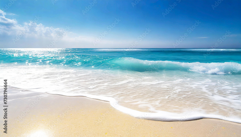 Paysage d'une jolie plage paradisiaque face à la mer, avec sable blanc, belle vague et mer turquoise