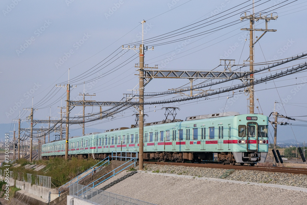 筑紫平野を走る西鉄の電車