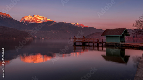 Paysage du lac d'Annecy en Haute-Savoie au coucher du soleil en hiver entouré de montagne dans les Alpes françaises