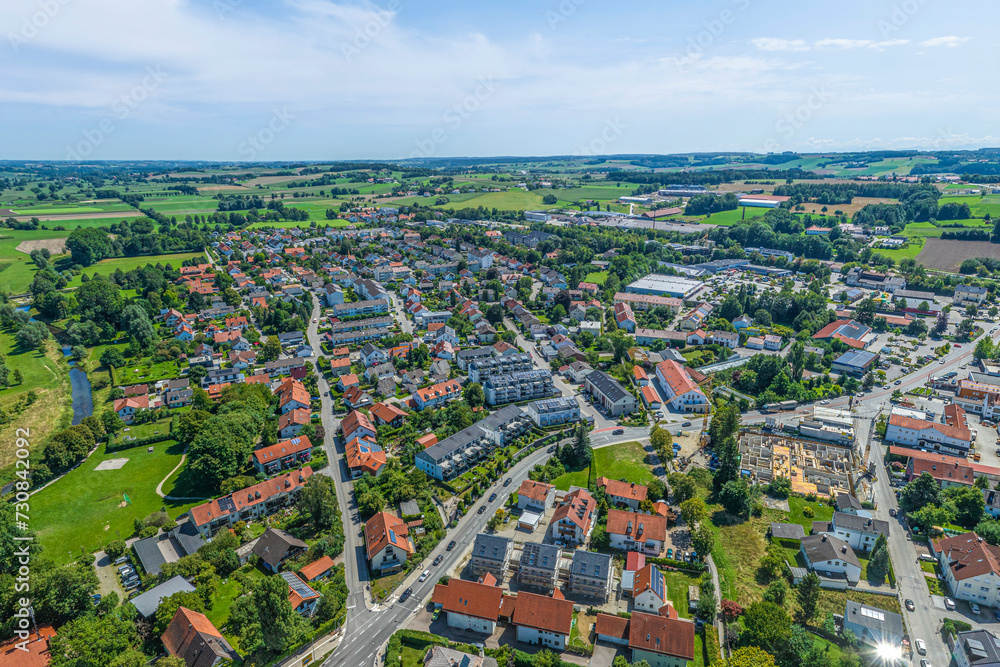 Fototapeta premium Dorfen im Landkreis Erding in Oberbayern von oben, Blick über die Stadt nach Südosten