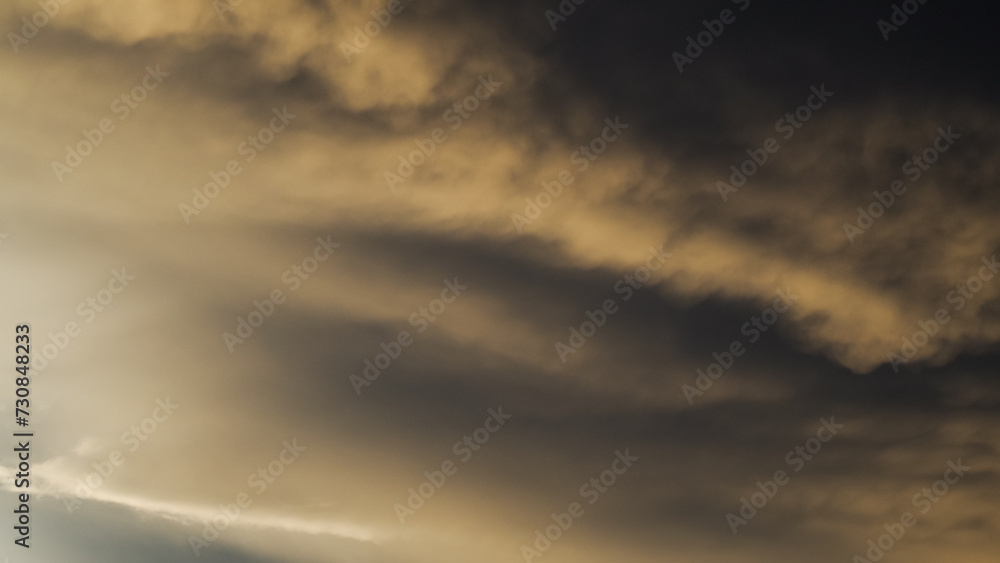 Obraz premium Ciel jaunâtre pendant le coucher du soleil, sous des nuages de type mammatus, après un orage
