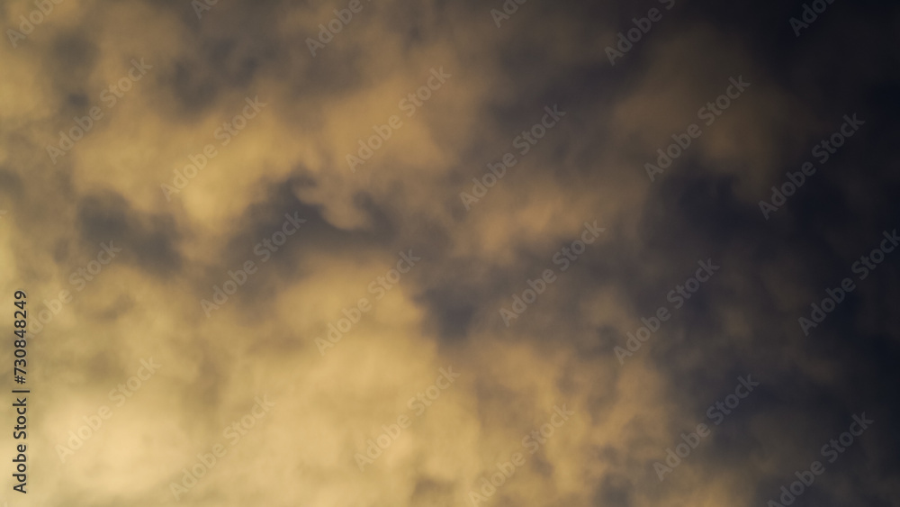 Ciel jaunâtre pendant le coucher du soleil, sous des nuages de type mammatus, après un orage - obrazy, fototapety, plakaty 